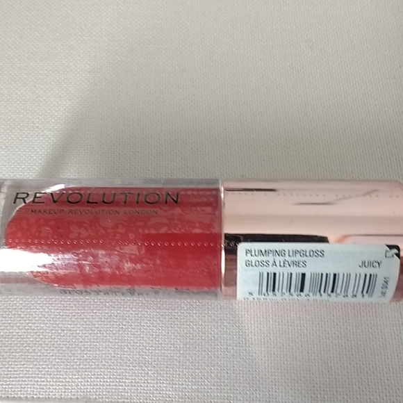 Revolution Pout Bomb plumping lipgloss - Picture 5 of 7
